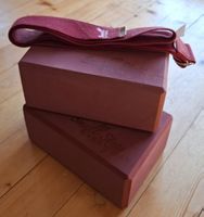 2x Yoga Blöcke mit Gurt bordeauxrot