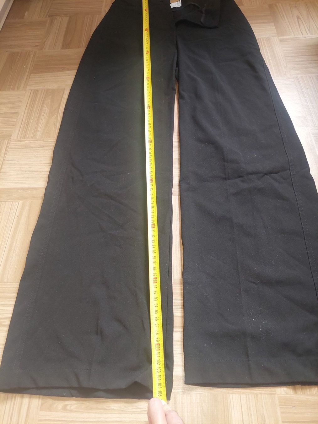 Bershka Pantaloni: schwarze Stoffhose – Usato da Unterbäch VS venduto da Nifadi 2