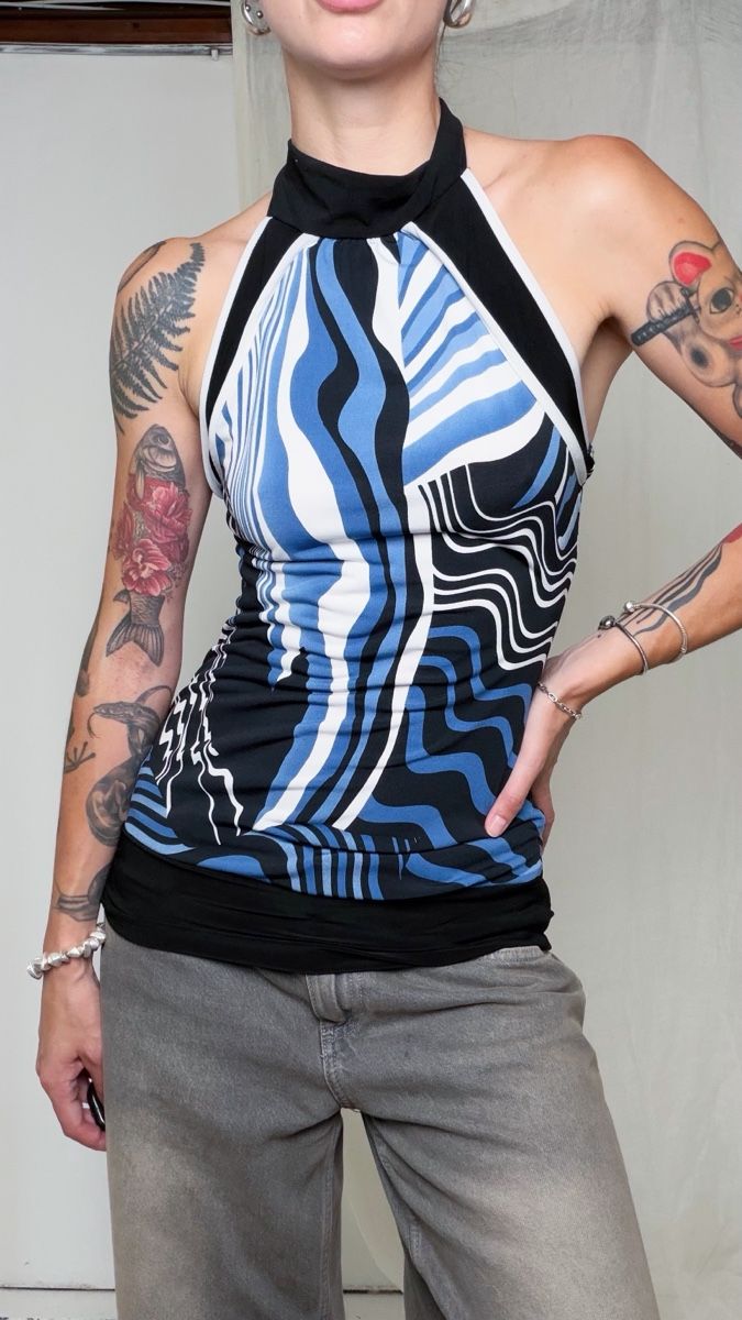 Tops: Blue, white and black wavy striped halter neck top  – Gebraucht aus Knonau von Grapesvintage