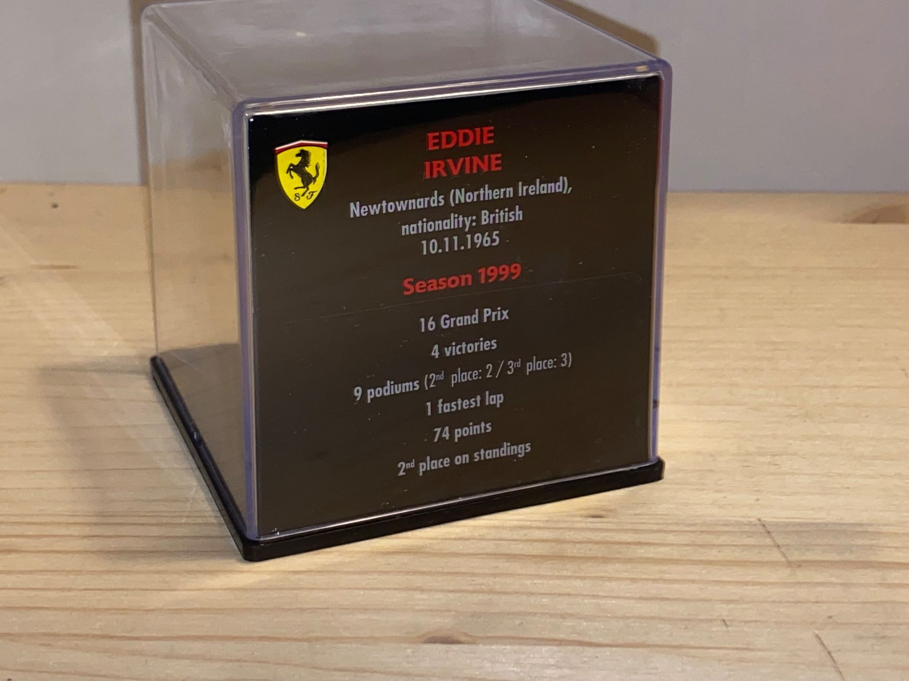 Ferrari Modellini d'auto: Ferrari Helm 1/5 Eddie Irvine 1999 – Nuovo (secondo la descrizione) da Wohlen AG venduto da PrivatSammlung 3