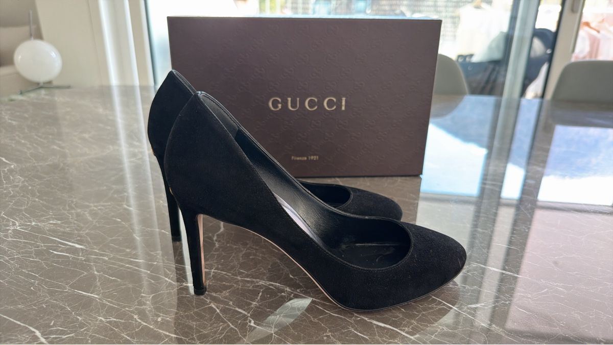Gucci Damenschuhe: Gucci Pumps aus Wildleder, 38.5, Schwarz – Gebraucht aus Chur von kri_b5xv