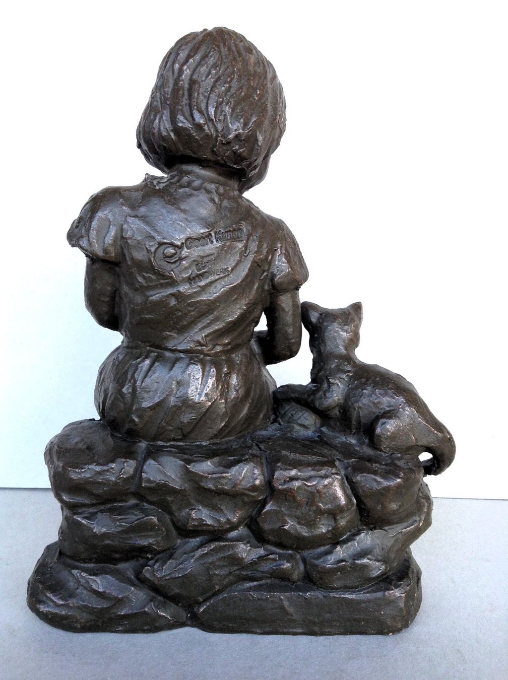 Skulpturen & Statuen: Keramik Skulptur bronziert, strickendes Mädchen mit Katze – Gebraucht aus Alpnach Dorf von MZ001 2