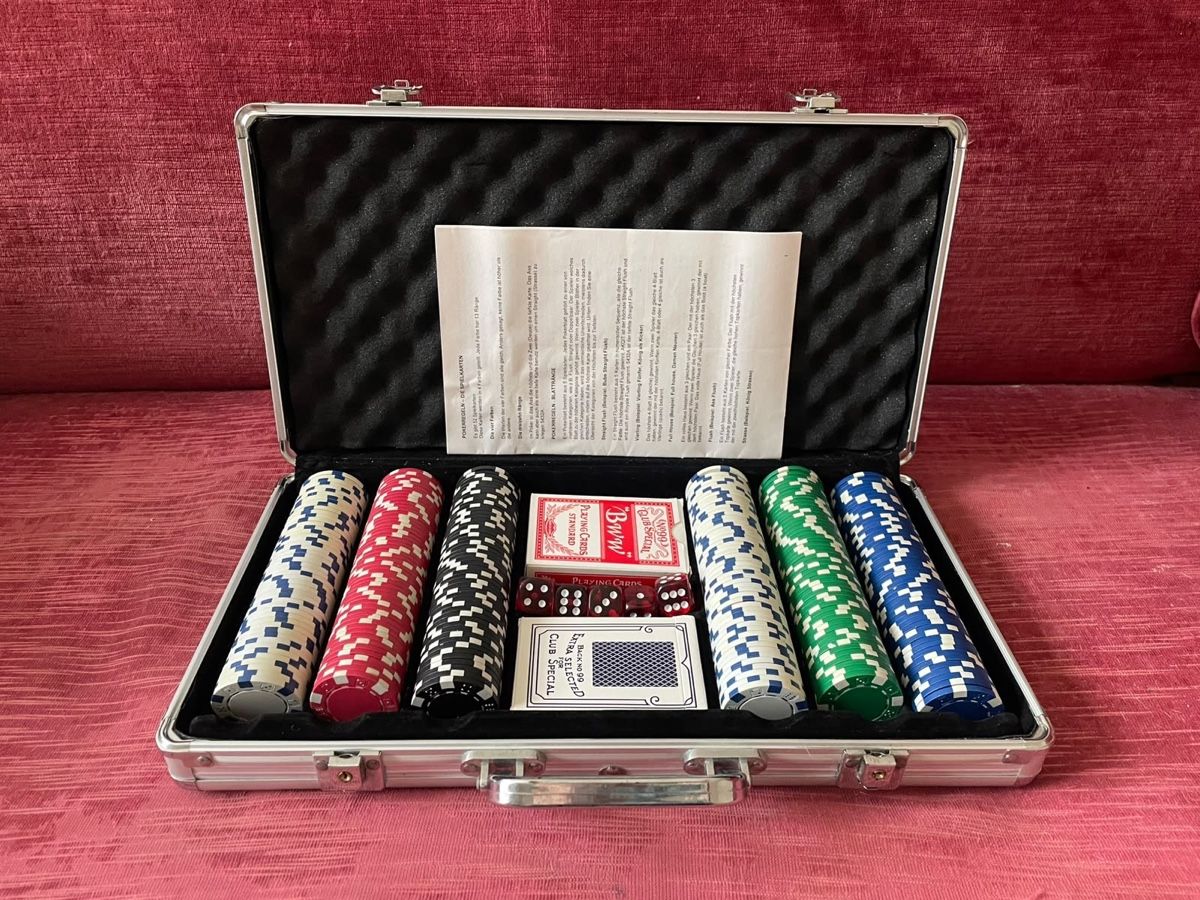 Giochi: Pokerkoffer mit Inhalt – Nuovo (secondo la descrizione) da Dübendorf venduto da medusa37