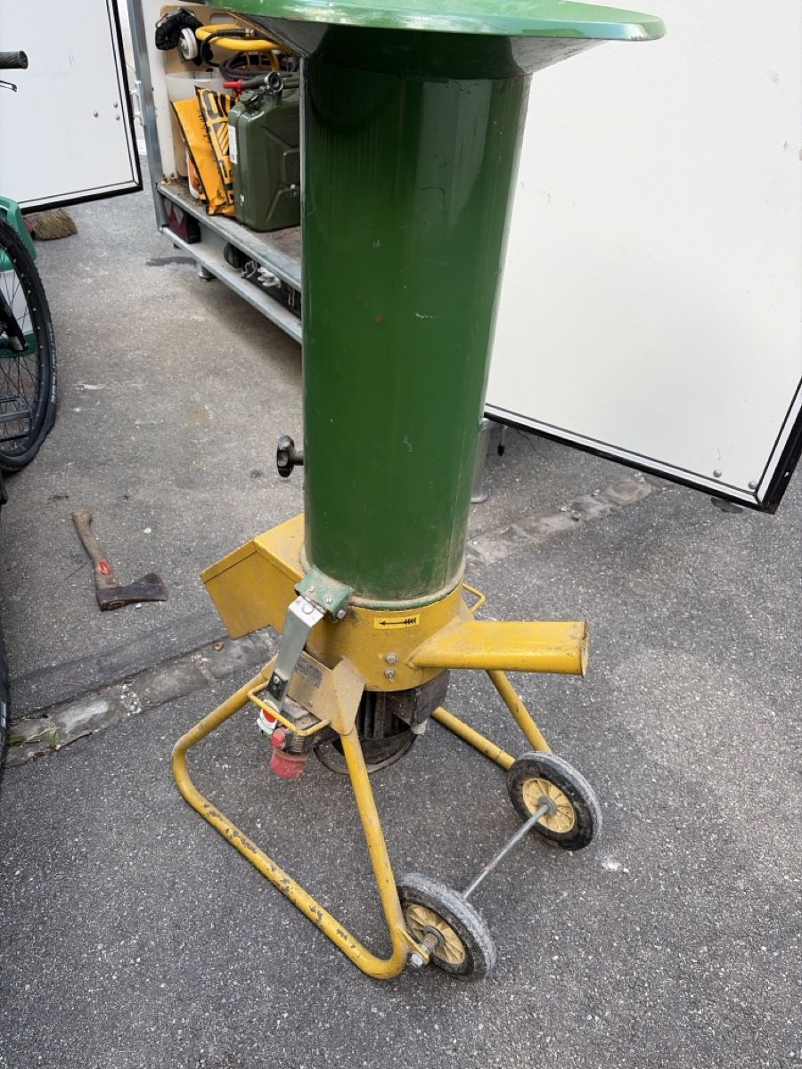 Häcksler:  robuster Elektro-Gartenhäcksler vom Typ Cramer Kompost – Gebraucht aus Zürich von dtag 1