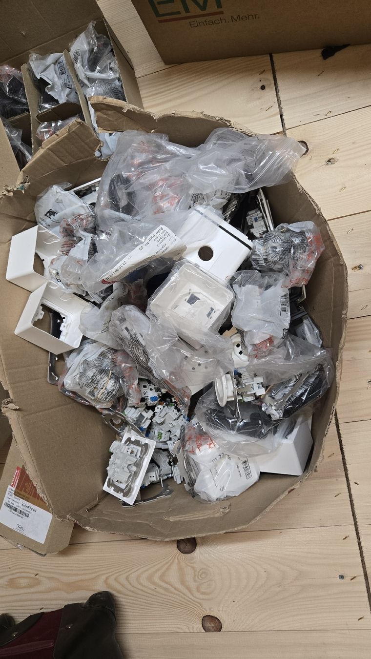 Feller Componenti elettronici: Feller Steckdosen Schalter Abdeckungen.Elektromaterial dive – Nuovo (secondo la descrizione) da reiden venduto da tinitus01 5