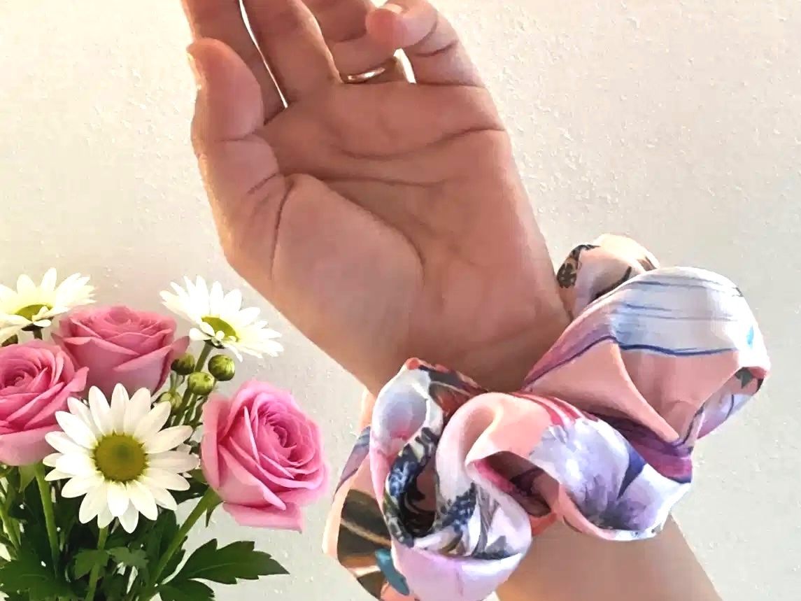 Haarschmuck: Floral Ohrstecker + Seide Scrunchie Set - Handgemachte, Neu! – Neu und originalverpackt aus Vals von ABA-Atelier 3