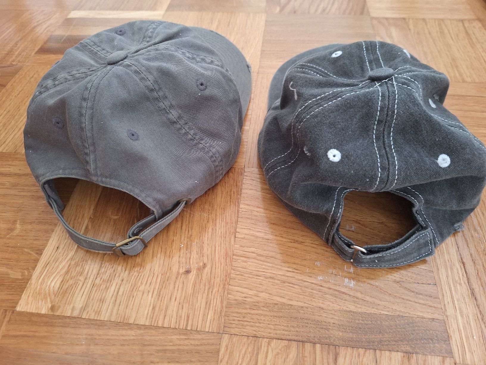 Copricapi, berretti & cappellini: casquettes – Usato da Neuchâtel venduto da bovgae 1