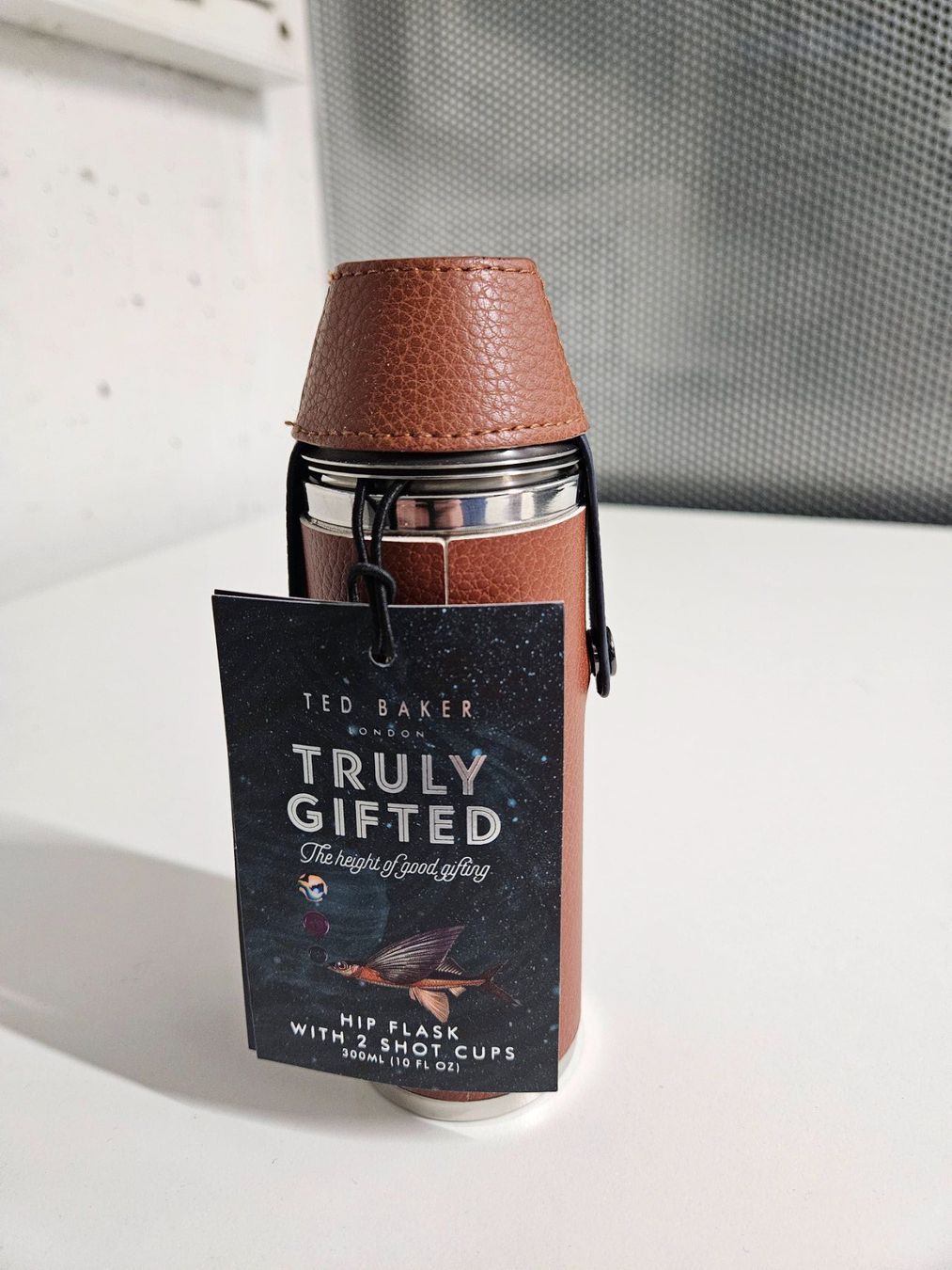 Altro: Ted Baker Flachmann-Set, Leder, 2 Becher – Nuovo e nell'imballaggio originale da Dübendorf venduto da PrinceTamino