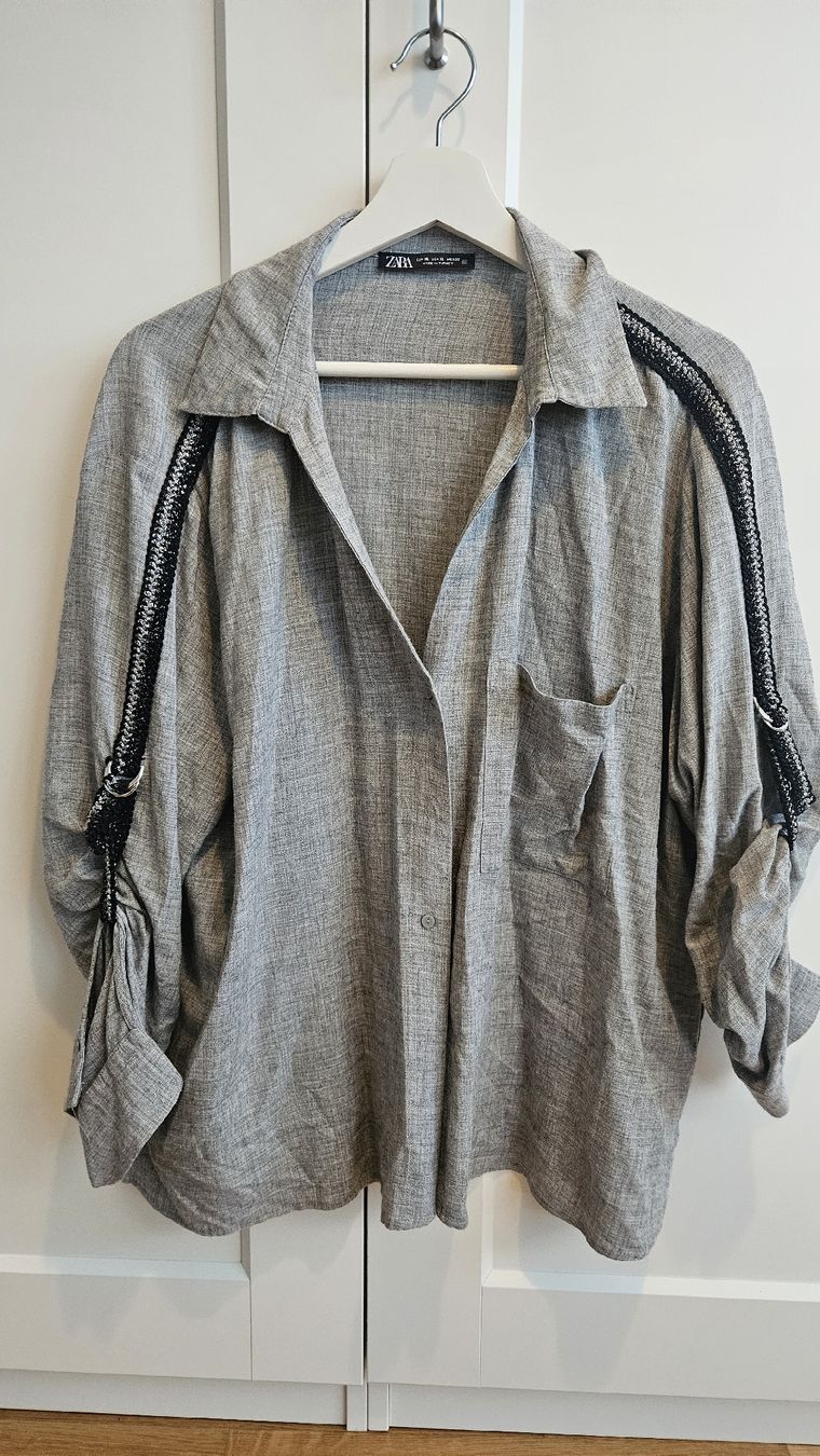 Zara Chemisiers: ZARA Graue Bluse mit Applikation LETZTE CHANCE – D'occasion à Wetzikon ZH par ELIVNE