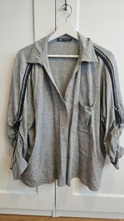 ZARA Graue Bluse mit Applikation LETZTE CHANCE