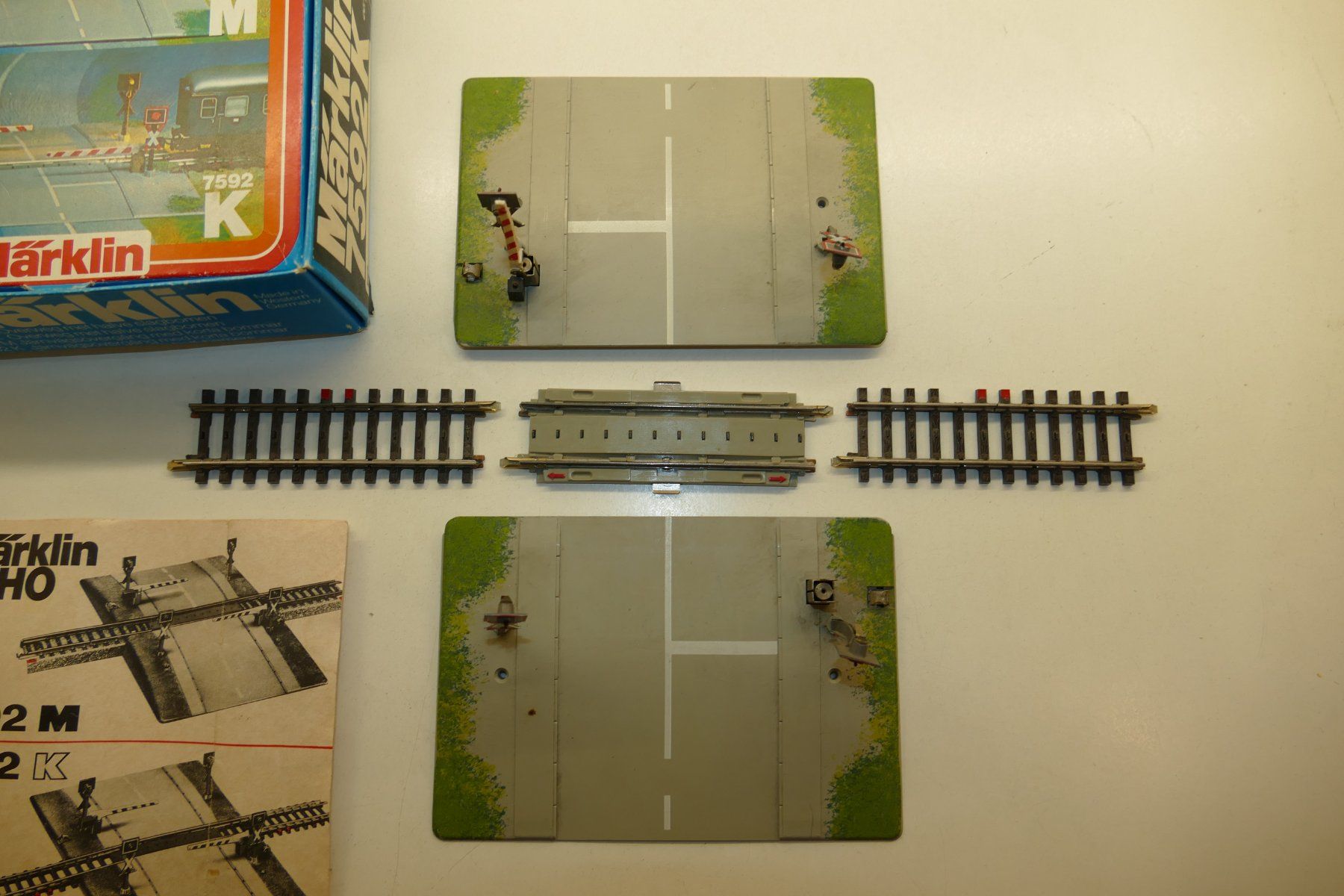Märklin Modellini di ferrovie: Märklin H0: K-Bahnübergang mit Halbschranke – Difettoso da Niederhasli venduto da rail-duerst 2