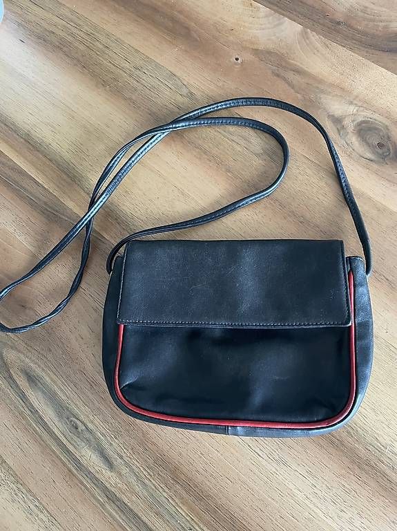 Taschen für Damen: Ledertasche schwarz mit roter Kante. – Gebraucht aus Bottighofen von con_6lgw
