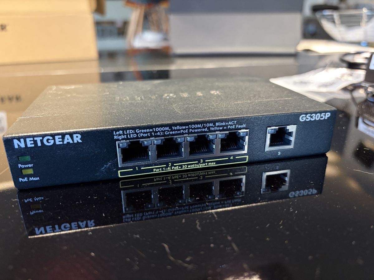 Netgear Hub & Switch: Netgear GS305P PoE Switch – Usato da Luterbach venduto da LWC2544