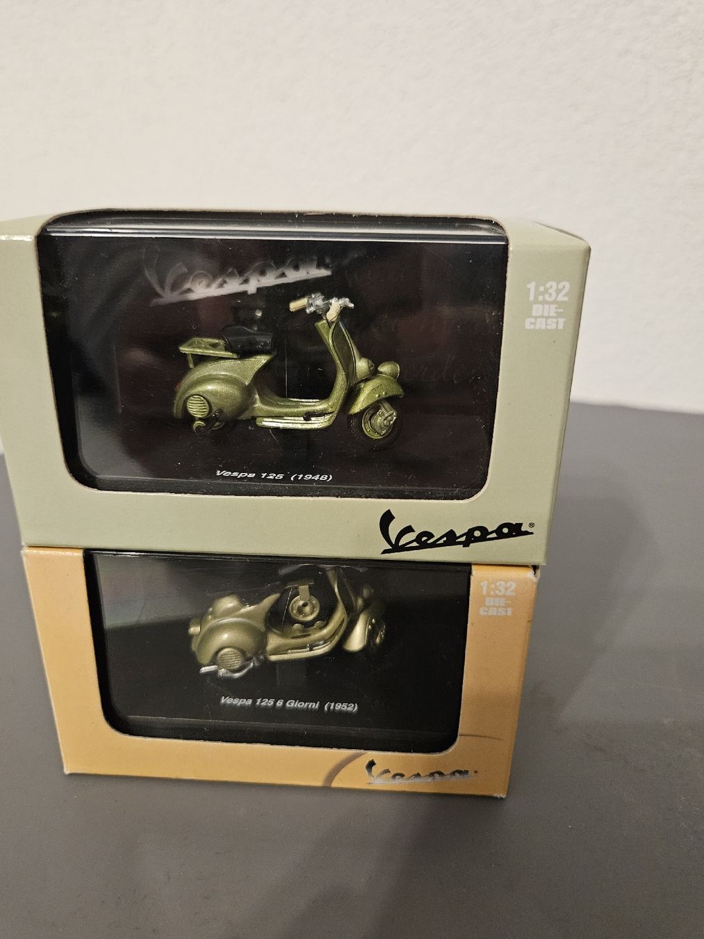 Vespa Kit di modellismo & Modellini statici: Vespa Modelle 1/32 - 2 Stück – Nuovo (secondo la descrizione) da Grenchen venduto da Fluri1