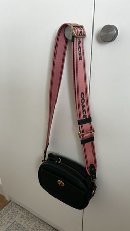Tasche COACH, dunkelgrün, mit rosa Gurt, wie neu