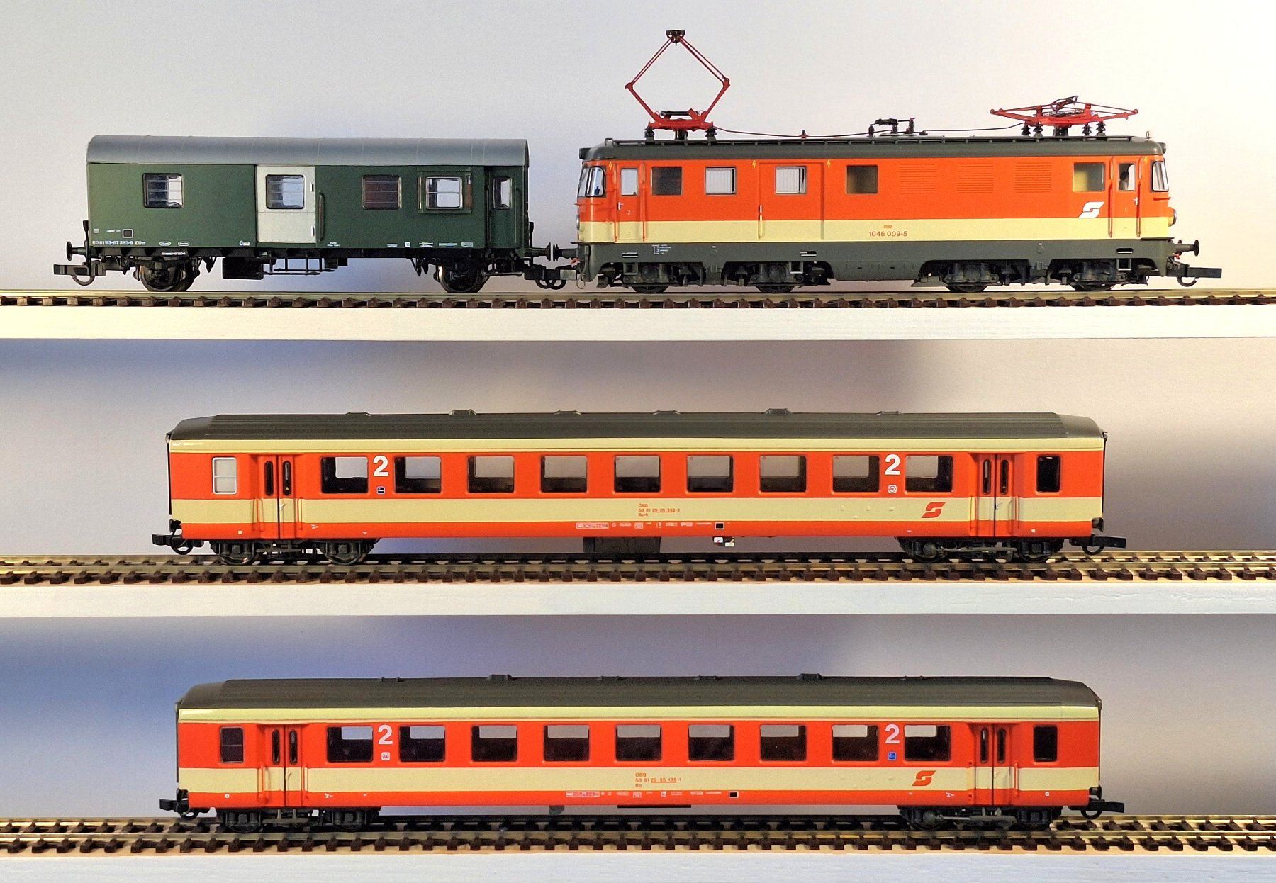 Roco Trains électriques: ÖBB 1046 mit Personenzug – D'occasion à Bern par BahnliebhaberRe420 1
