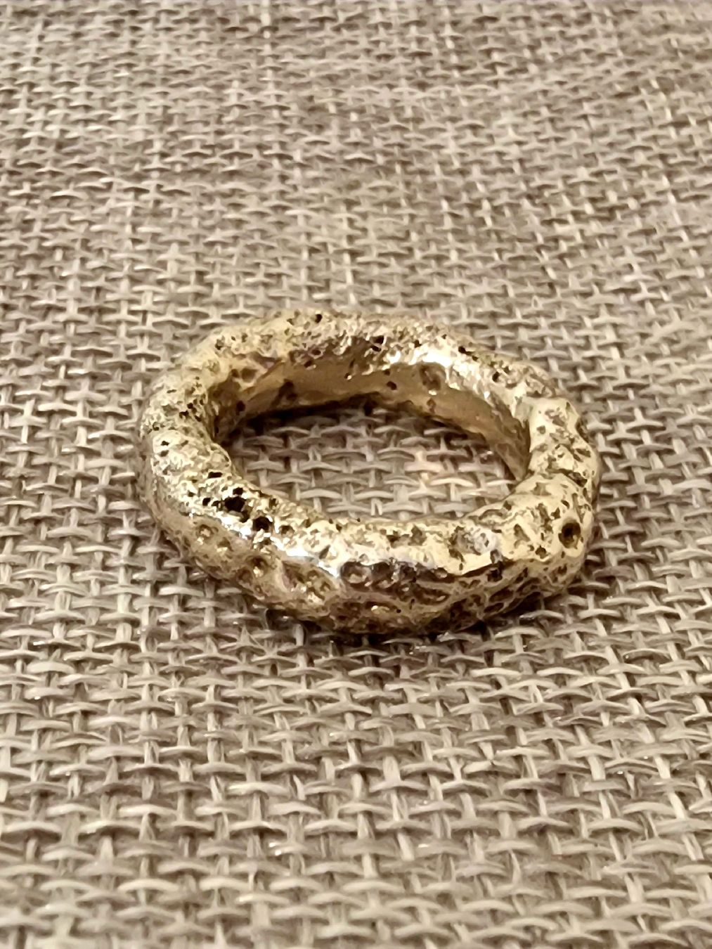 Anelli: Bronze-Ring, Rudimentär Style, Einzelstück, Ringgrösse 54. – Nuovo e nell'imballaggio originale da Aarau venduto da Schmuckhoehle_MD 7