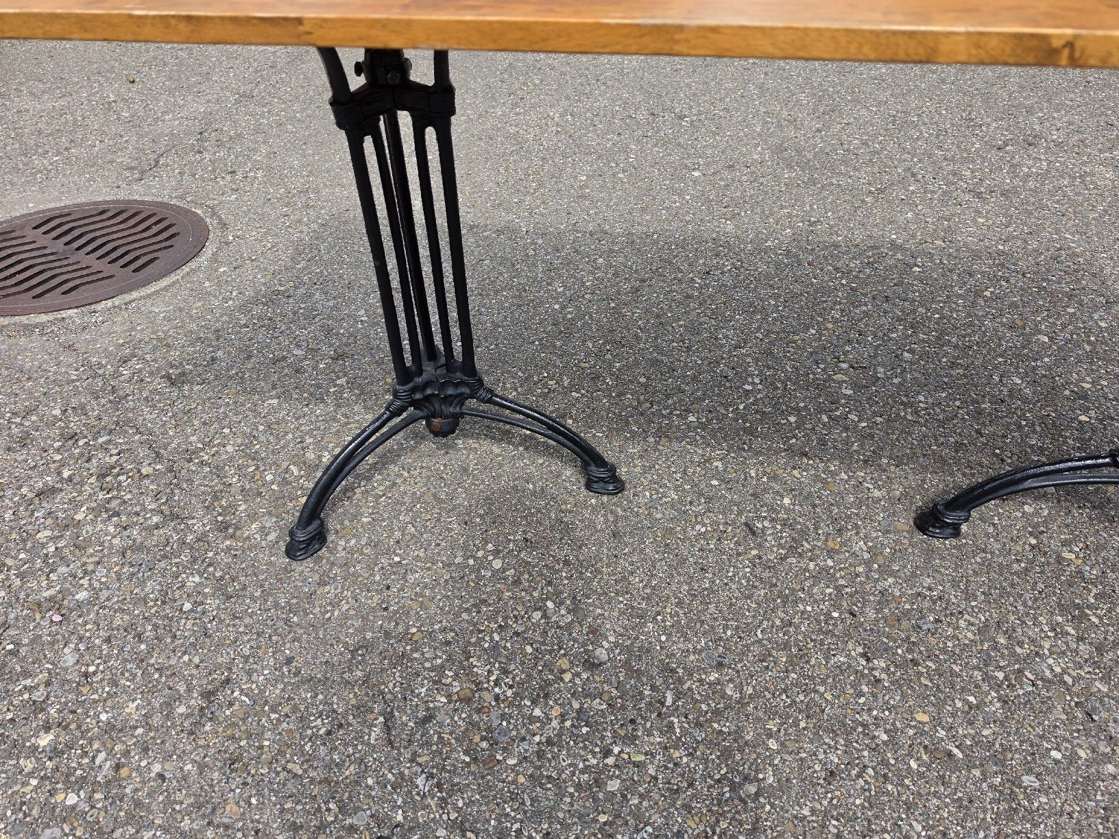 Tavoli: Holztisch mit Metallfuss  gebraucht – Usato da Mettlen venduto da elios0888 7