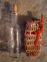 Antike, seltene Puppenshoppenflasche Glas mit Häkelhülle