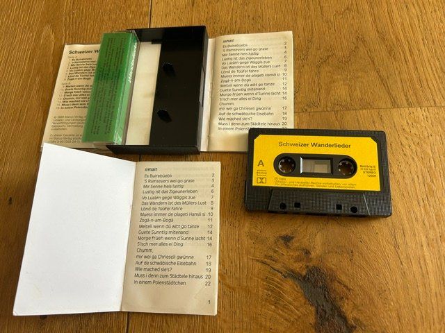 Kompaktkassetten: Kassette Schweizer Wander-Lieder, 1 MC plus Büchleins – Gebraucht aus Steinach von Jaguare1961 1