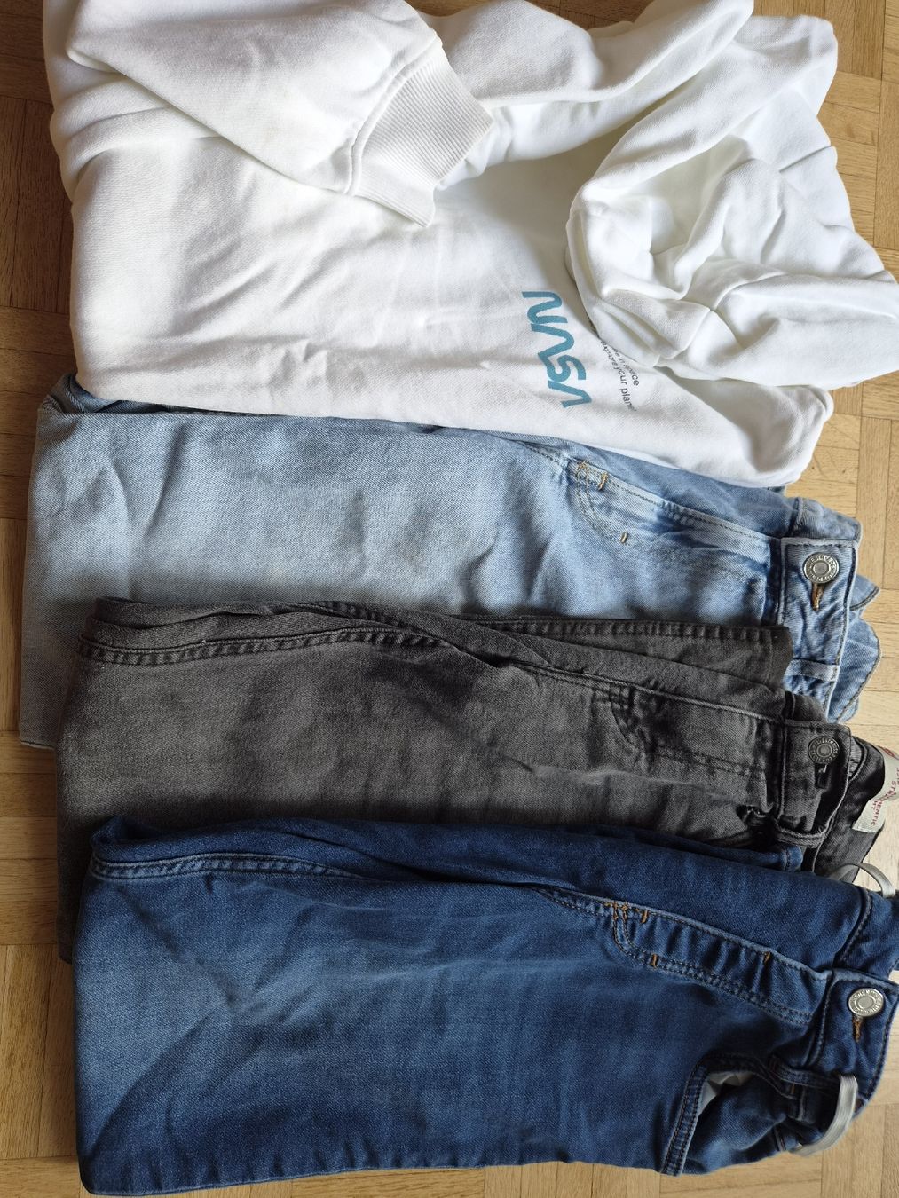 Levi's Lotti & Set di vestiti: 3er Set Kleidung: Pullover, Jeans, Jeans, Jeans – Usato da Zürich venduto da mihajlo12