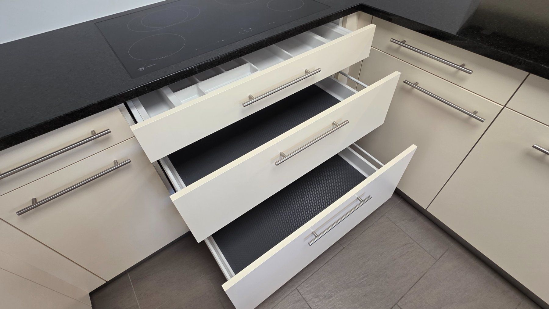 Cucine complete: Einbauküche mit Granitabdeckung – Induktion – Usato da Zollbrück venduto da Zolki 4