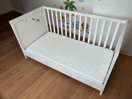 Weisses Babybett, Kinderbett mit Lattenrost