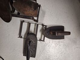 Anciens fers à repasser avec supports