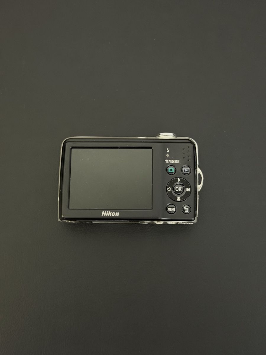 Nikon Fotocamera: Digitalkamera Nikon Coolpix L23 silber – Usato da Zürich venduto da Daveischda 1