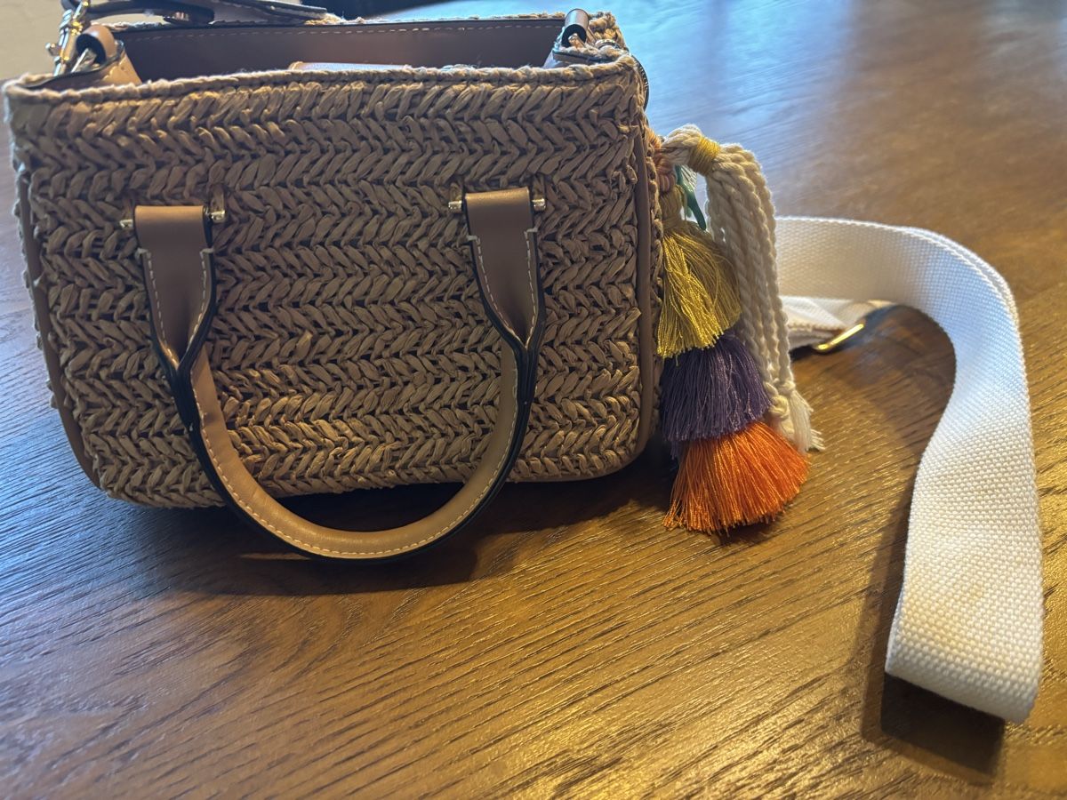 Taschen für Damen: Strohtasche Damen klein mit Anhänger – Gebraucht aus Eggenwil von fur_5p96