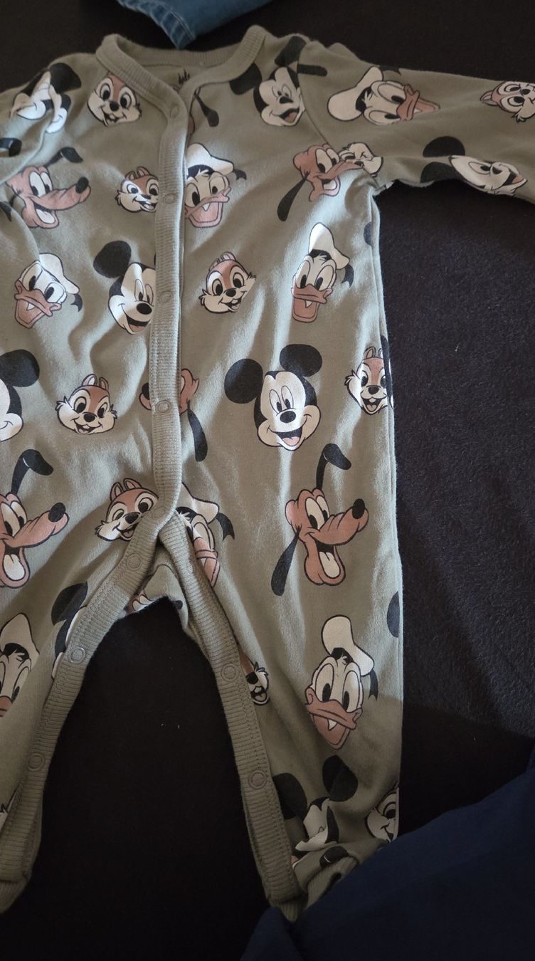 Pyjamas & Ähnliches: Baby Strampler Disney Grösse 68  – Gebraucht aus Effretikon von amo_2qdn