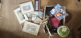 Konvolut Bilder und Spielzeug, Konvolut mit Bananenkiste