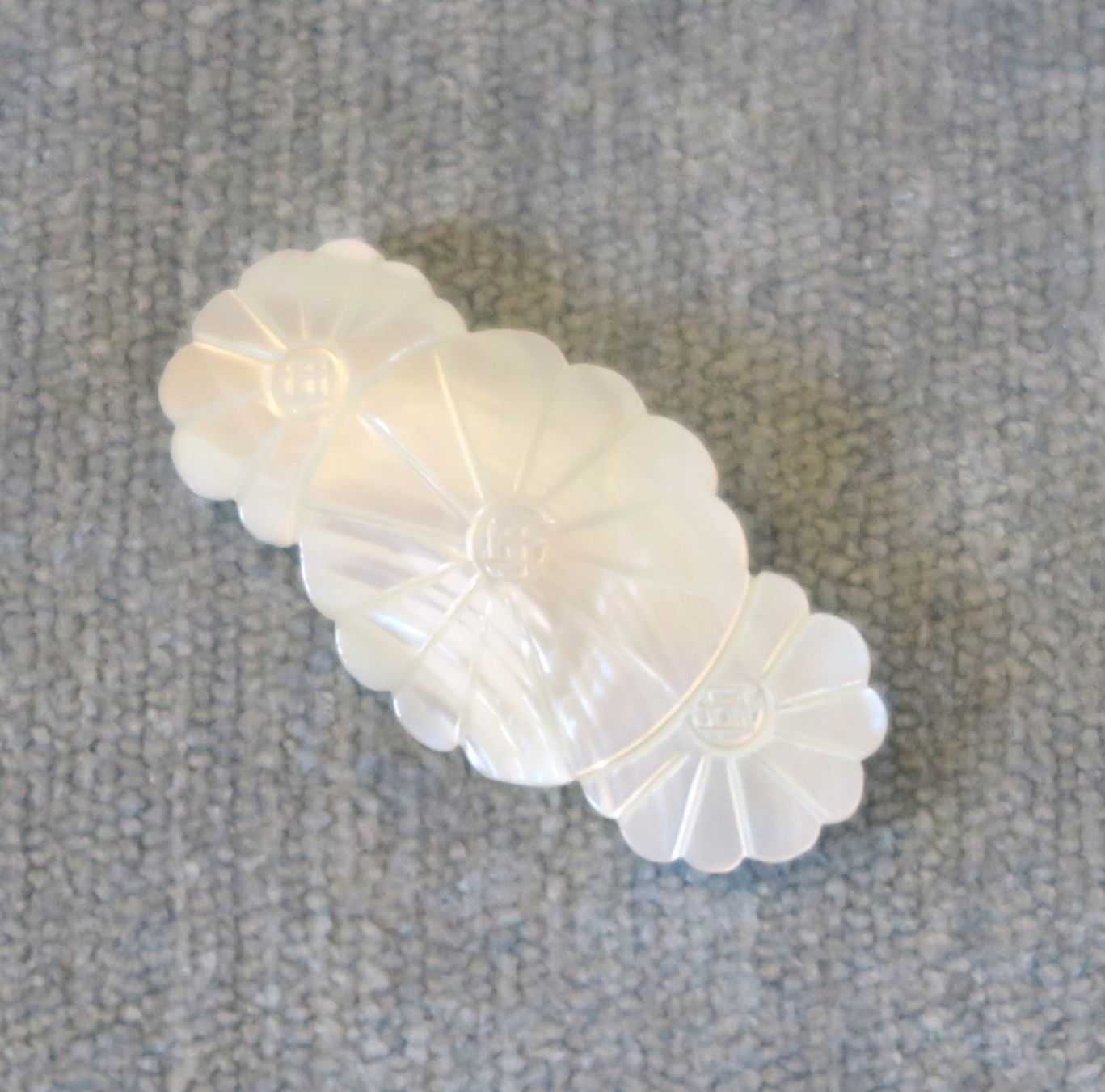 Broschen & Nadeln: Brosche Blumen perlmuttfarbig – Gebraucht aus Brittnau von marlenestone 2