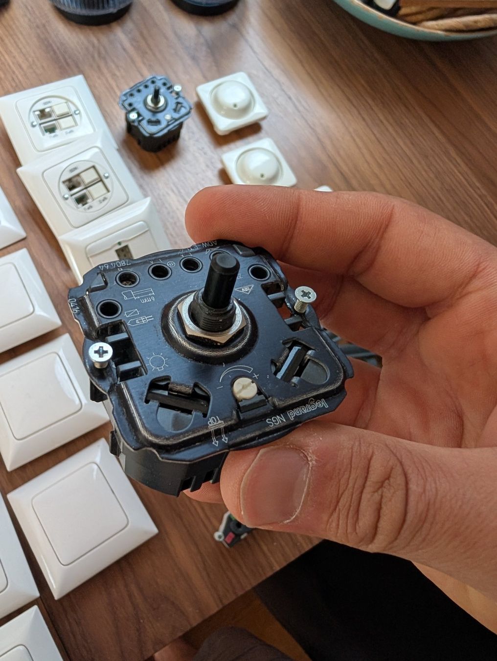 Legrand Interruttori: Legrand Steckdosen, Schalter, Taster, Dimmer, Deckel – Usato da Uster venduto da pat_69mq 4