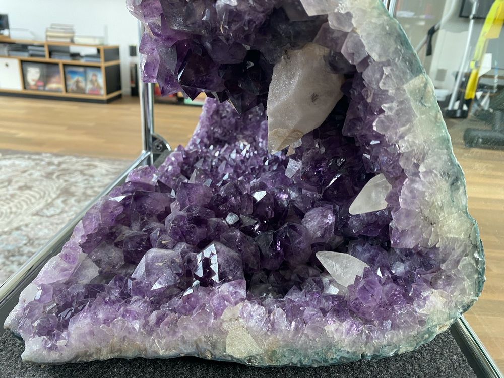 amethyst-druse mit 2 grossen calciten 18,8 kg super qualität 5