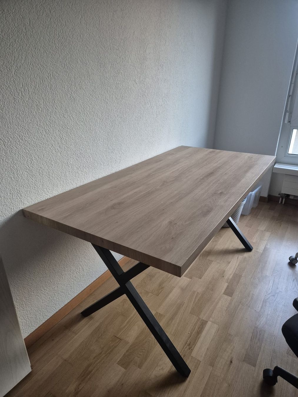 Tische: Tisch mit Metallbeinen – Gebraucht aus Münsingen von jahflow