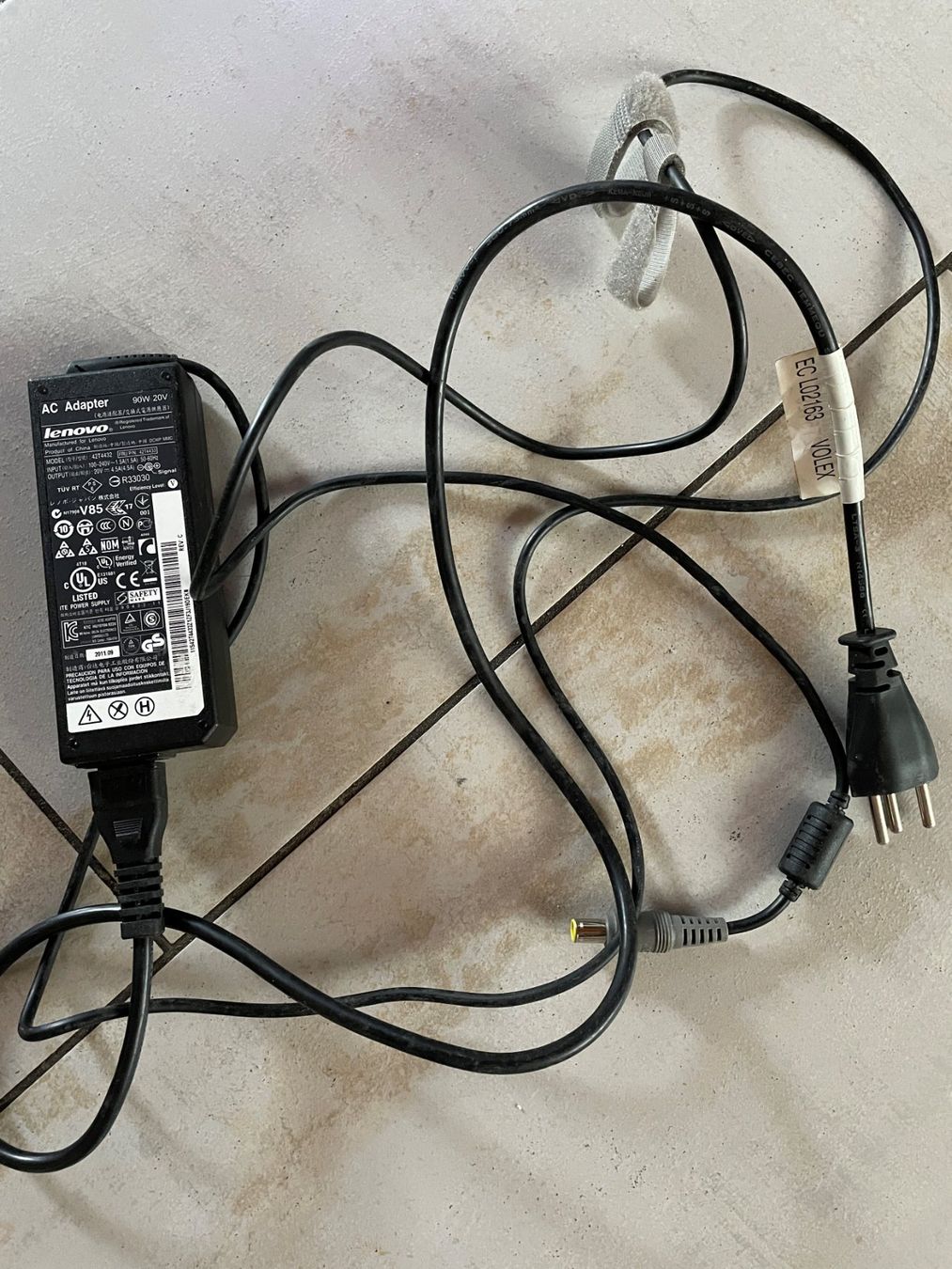 Lenovo Ladegerät: Lenovo Laptop Ladegerät 90 Watt – Gebraucht aus Aawangen von yrla