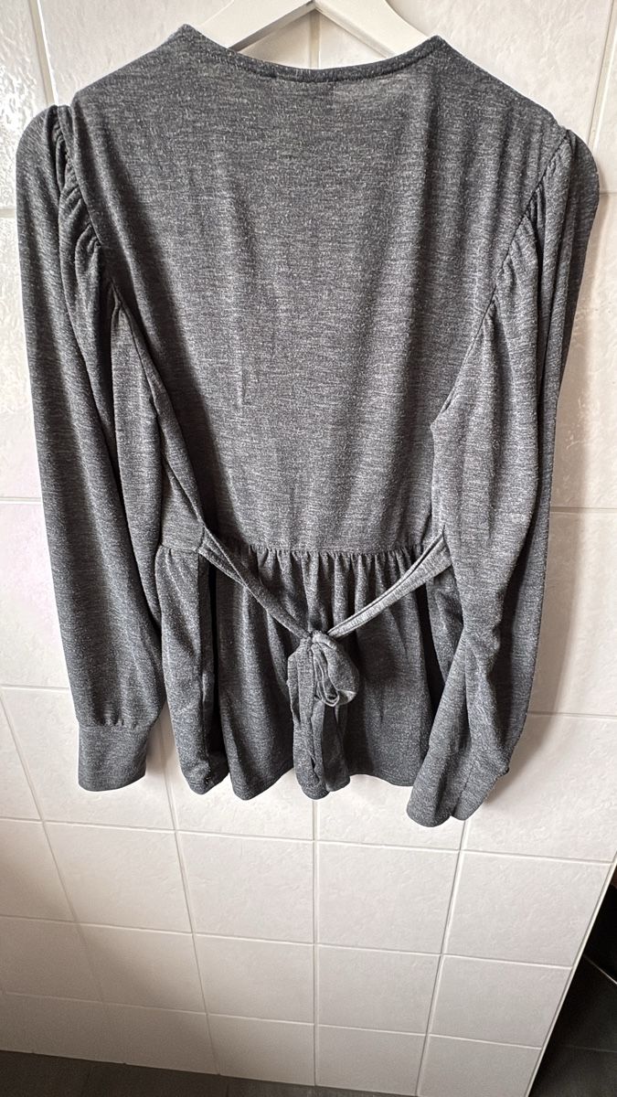 Mamalicious Maglioni & Felpe: Mama Licious Umstandsmode Langarmshirt, Grösse M, Grau – Usato da Blumenstein venduto da JeanineTamara 1