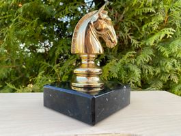 schöne Schachfigur auf Marmorsockel