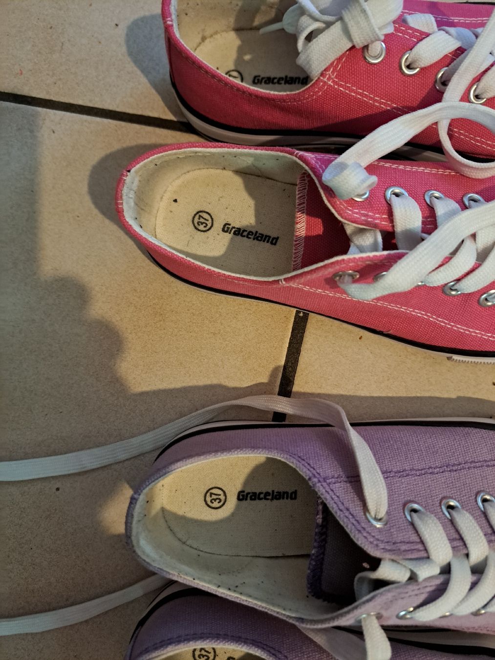 Scarpe per ragazze: 2 paia di scarpe – Usato da Lumino venduto da nfmf 1