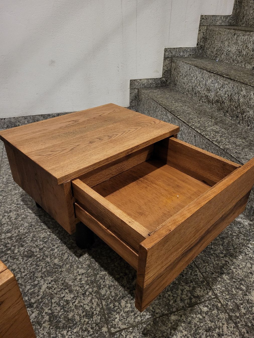 Tables de nuit: 2 Nachttische aus massivem Eichenholz mit Schublade – D'occasion à Zürich par Luftgekuehlt76 3