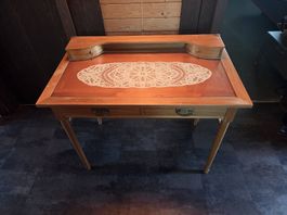 Antiker Schreibtisch aus Massivholz mit Schubladen