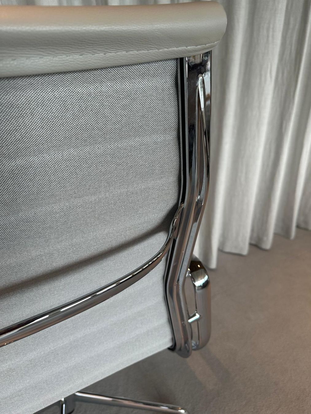 Vitra Stühle: Original Vitra Eames Aluminium Chair EA119 | Leder Hellgrau – Gebraucht aus Zürich von rec_w9tp 1
