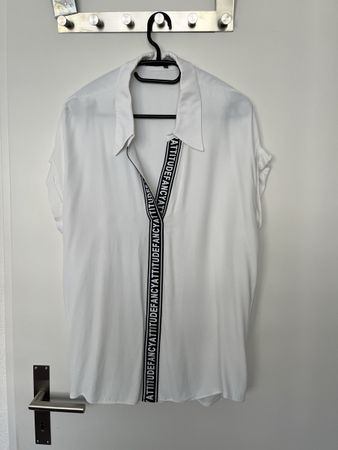 Weisse Sommer Bluse mit Schriftzug - Grösse 42