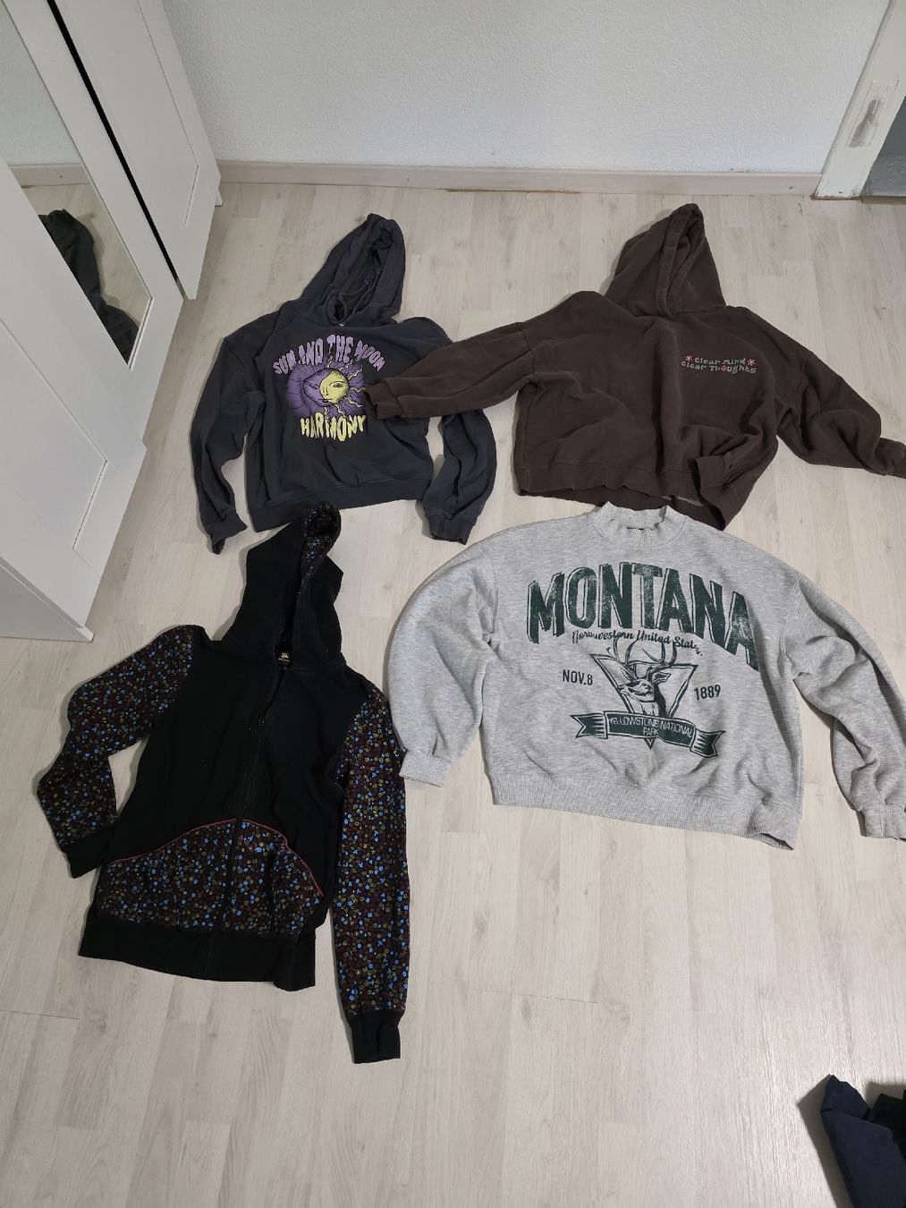 Lotti & Set di vestiti: 4 Mädchen-Hoodies, Gr.S – Usato da Schöftland venduto da Aktion56
