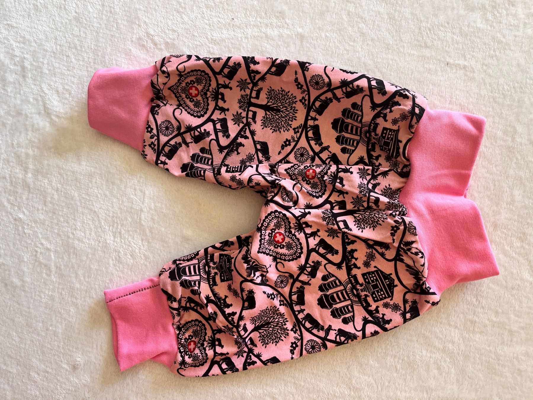 Pantaloni: 1 Kinderhose selbst genäht – Nuovo e nell'imballaggio originale da Büsserach venduto da bor_s88m