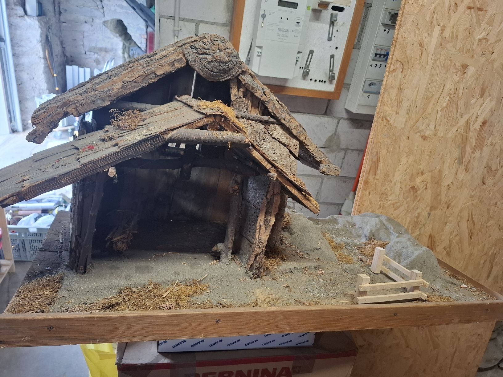 Toutes les décorations: Weihnachtskrippe aus Holz mit Rinde, handgefertigt, gebrauch – D'occasion à Oberegg par Mainecoonvonguisan