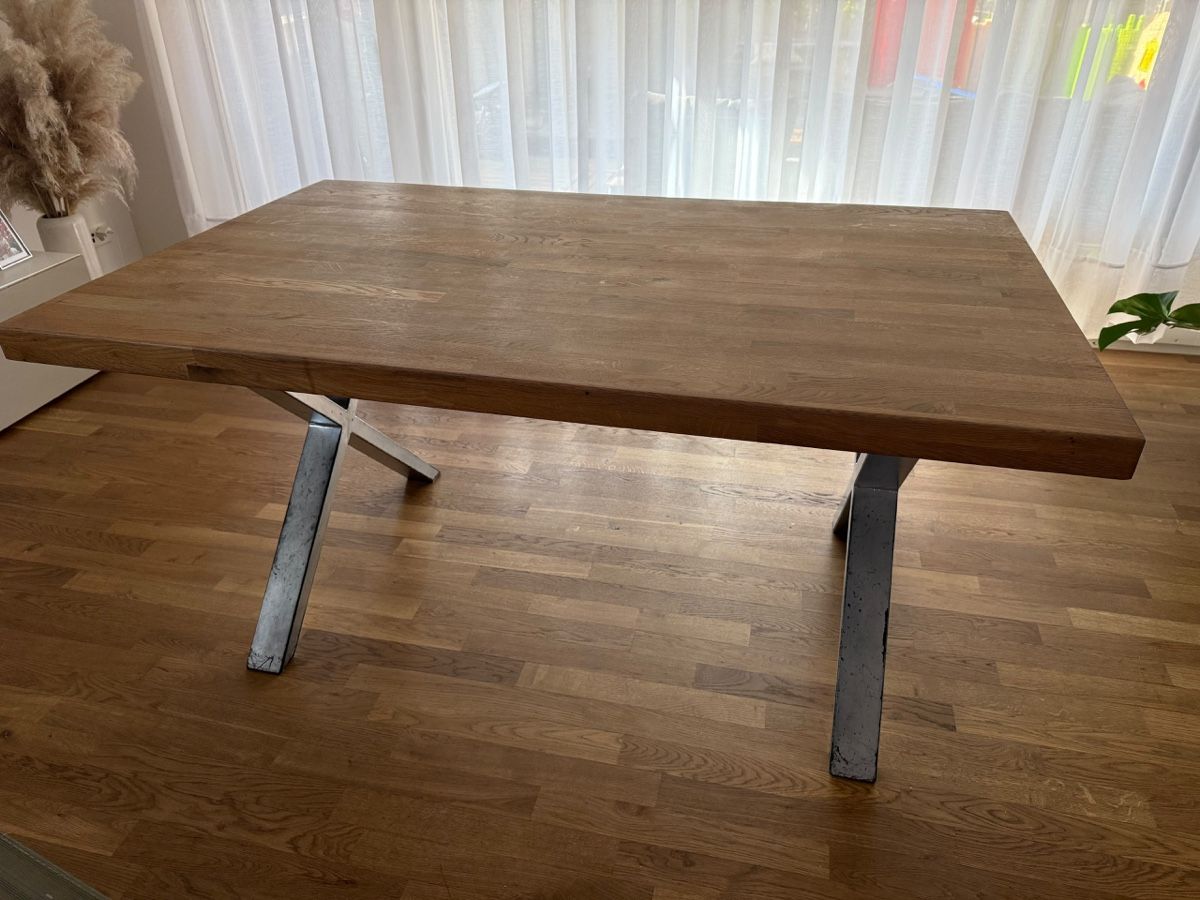 Tische: Holztisch mit Metallbeinen – Gebraucht aus Zürich von jdr_l9z2