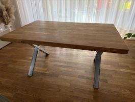 Holztisch mit Metallbeinen