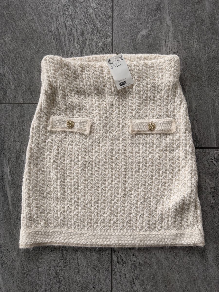 H&M Gonne: Zara Strickrock Mini, Crème, Neu mit Etikett – Nuovo e nell'imballaggio originale da Forch venduto da Jini_5487